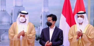 Gibran meletakkan batu pertama pembangunan masjid hadiah UEA untuk Indonesia, 7/3/2021.