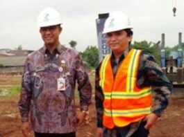 Anies Baswedan bersama tersangka korupsi proyek rumah DP Rp 0, Yoory Corneles, Direktur PD Pembangunan Sarana Jaya.
