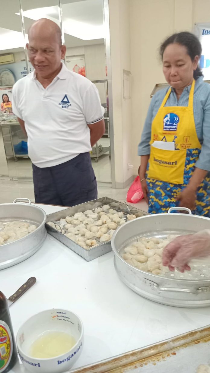 Manager PR Bogasari Rudianto Pangaribuan (kiri)