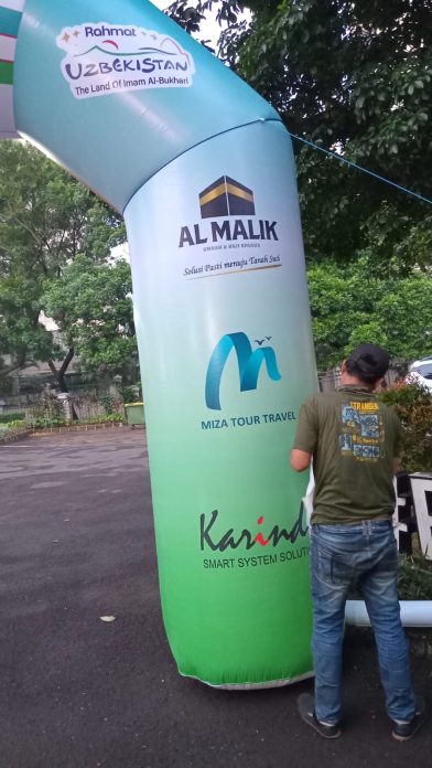 Petugas membersihkan gawang tempat start-finish jalan santai Indonesia-Uzbekistan Friendship Fun Walk 2025 di kawasan Gedung Serbaguna, Senayan, Jakarta, Minggu (11/5/2025). Foto: Primus