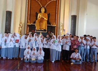Lewat PLS Siswa Dikenalkan Mahayana dan Theravada di Vihara Buddhagaya