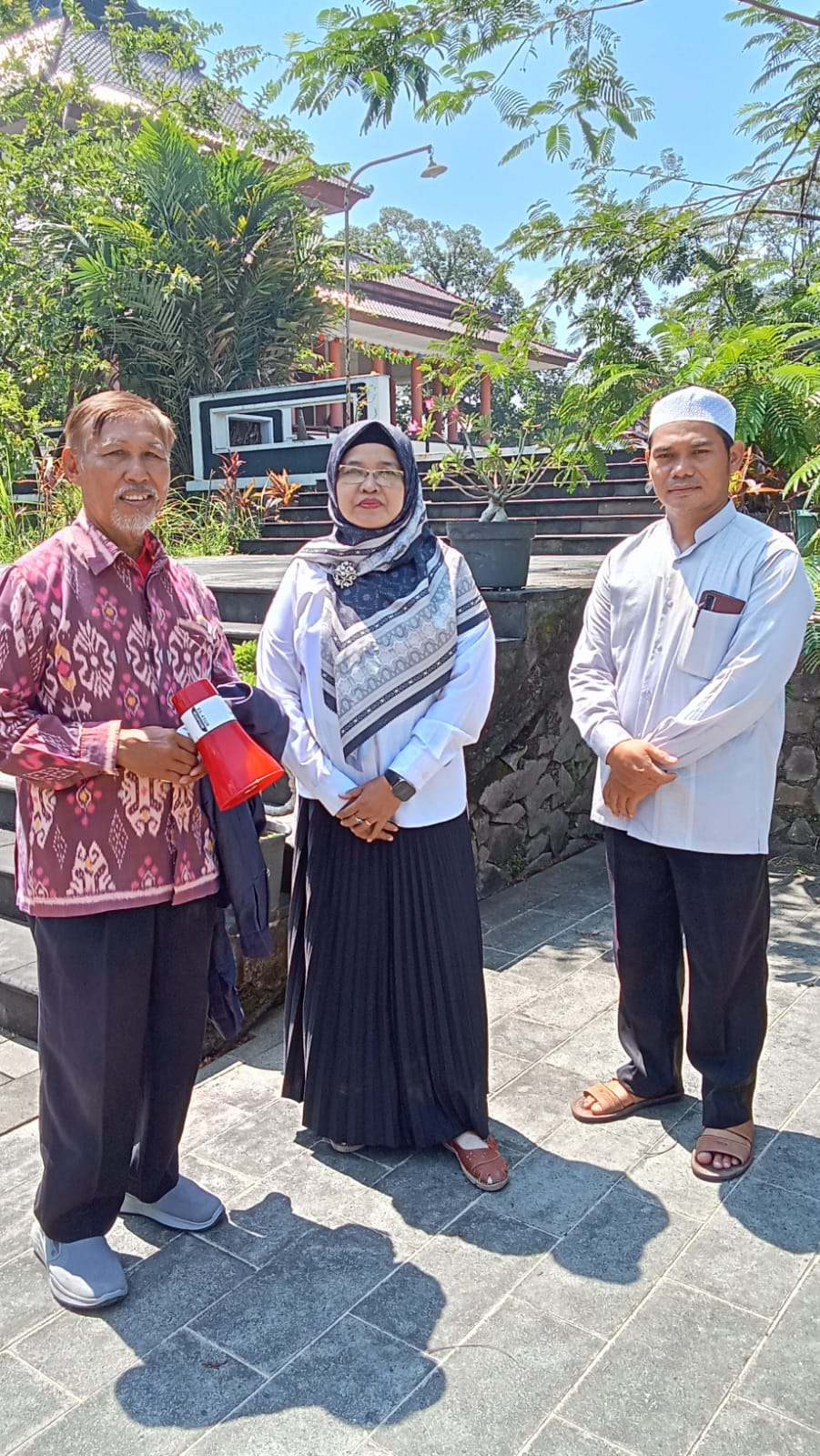Bersama Romo Warto (baju batik)